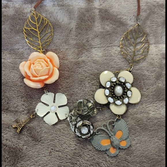 Flower necklace with free earrings! - Picture 2 of 7